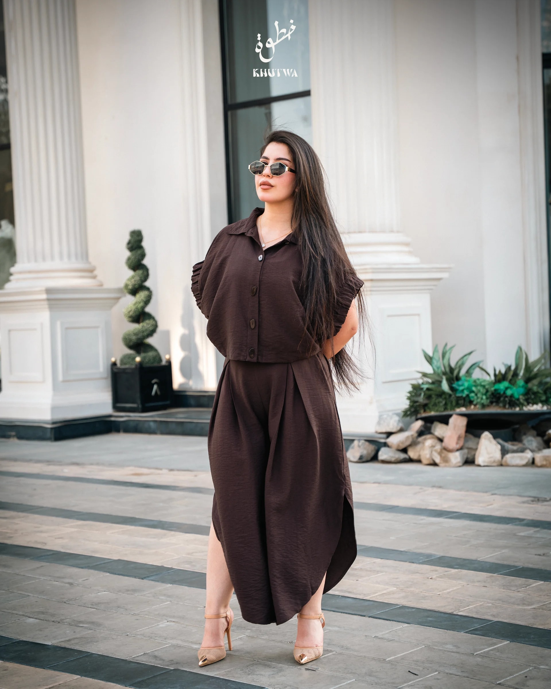 Qousa in chocolate, worn outdoors